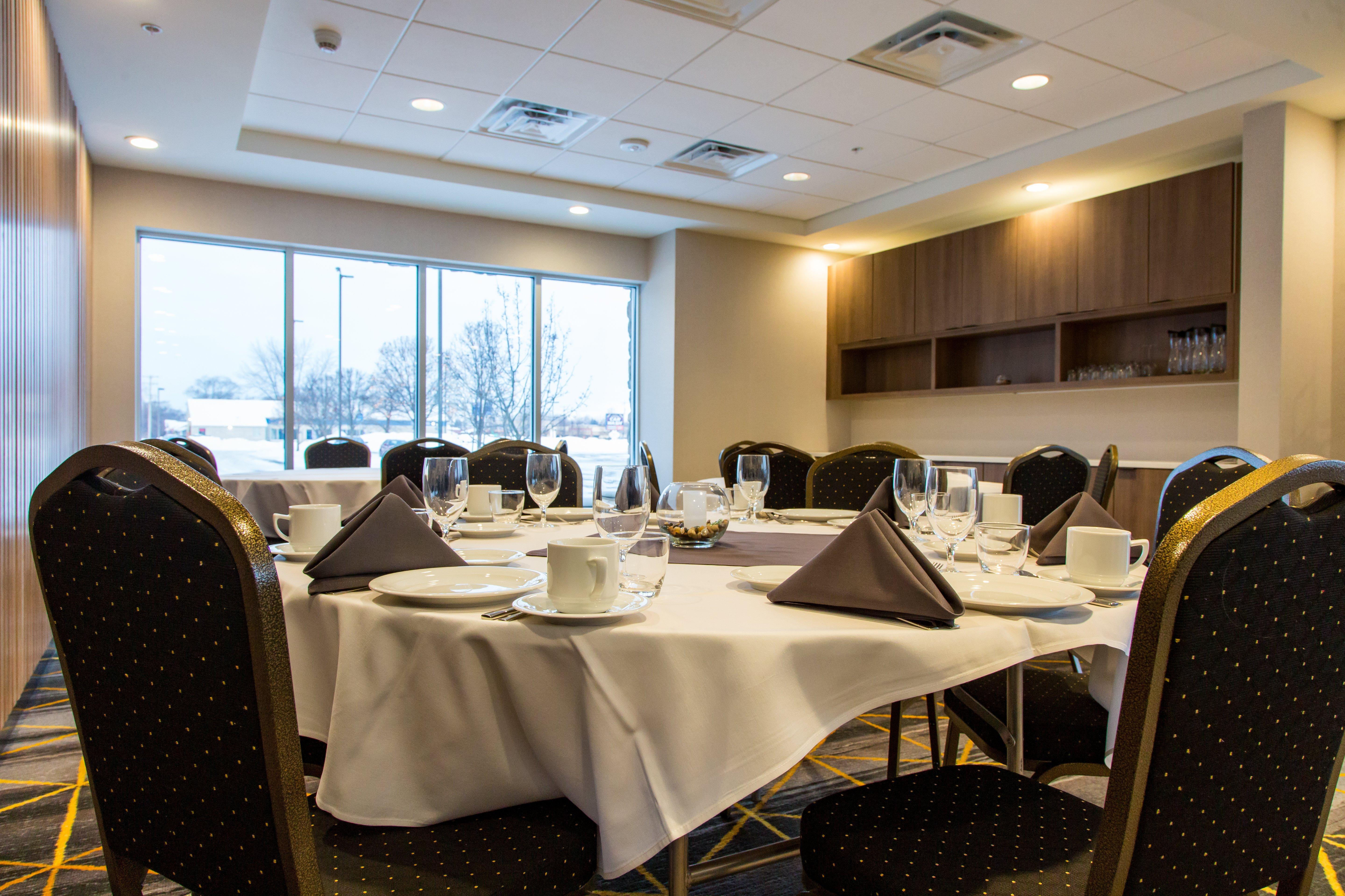 Holiday Inn Hotel & Suites - Mount Pleasant By Ihg Экстерьер фото